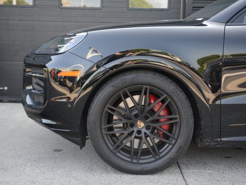 Certified 2025 Porsche Cayenne GTS AWD/4WD image 41
