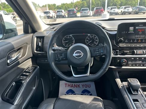 Used 2023 Nissan Pathfinder SL AWD/4WD image 19