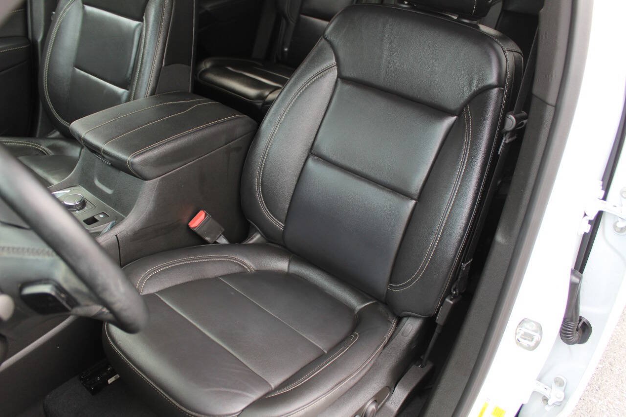 Used 2023 Chevrolet Traverse LT AWD/4WD image 3