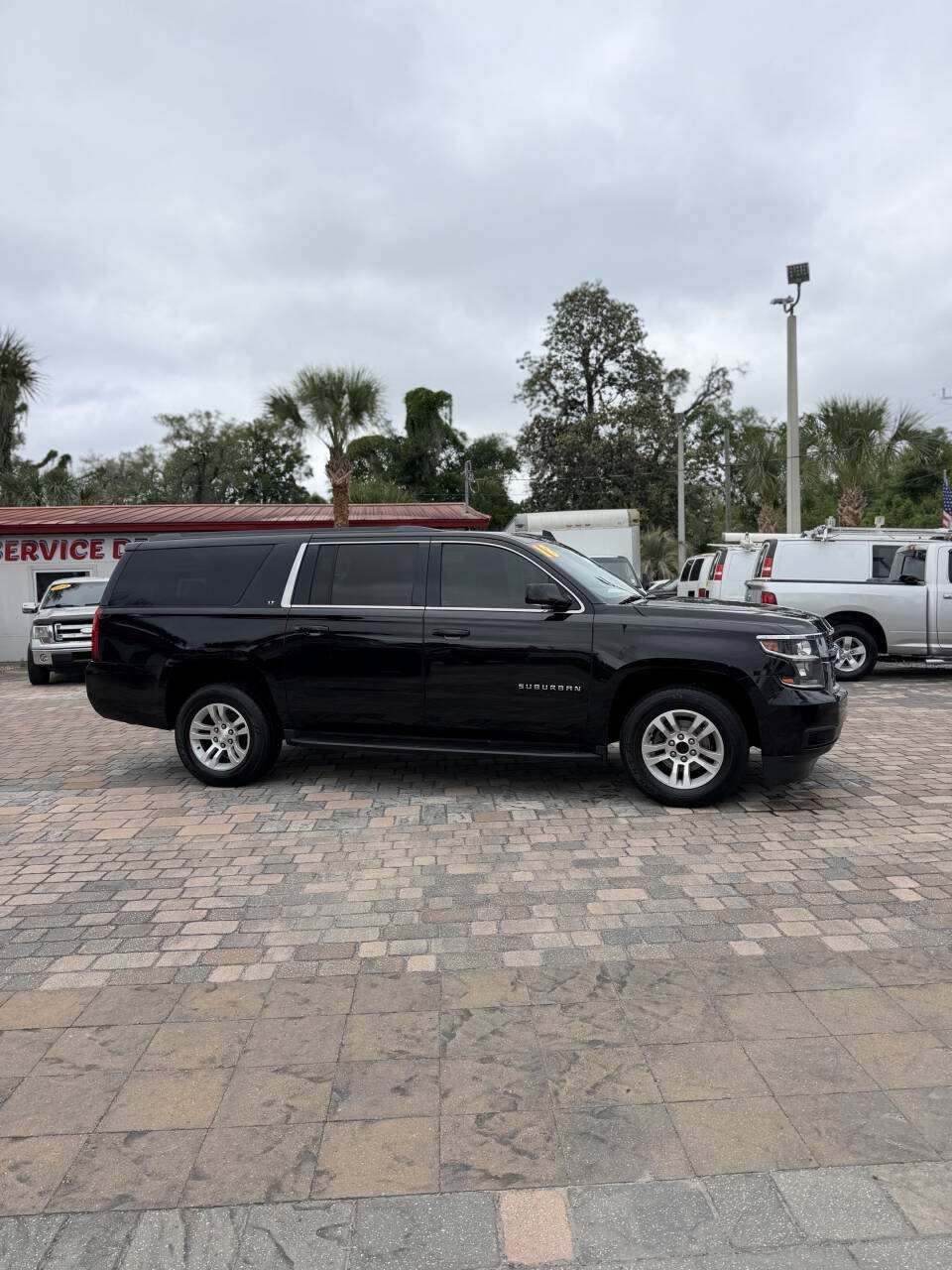 Used 2018 Chevrolet Suburban LT RWD image 4