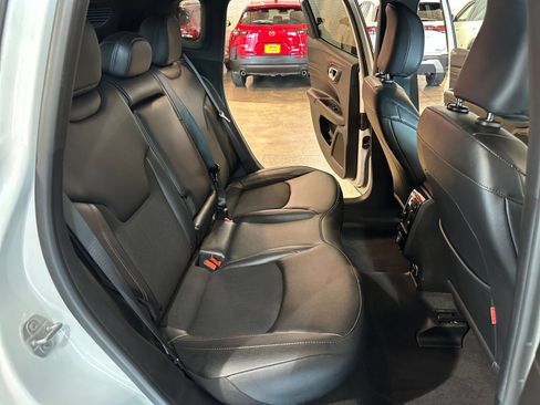Used 2025 Jeep Compass Trailhawk AWD/4WD image 37
