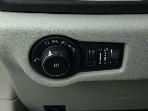 Used 2024 Chrysler Pacifica Touring-L image 31