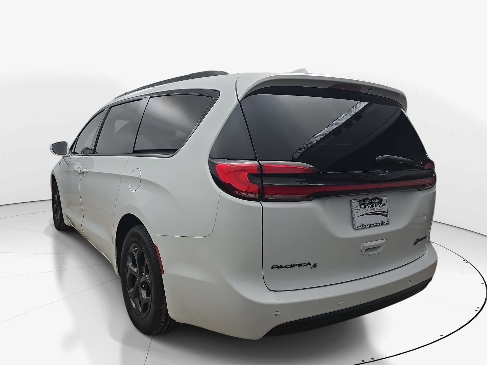 Used 2021 Chrysler Pacifica Limited w/ Uconnect Theater Family Group FWD image 6