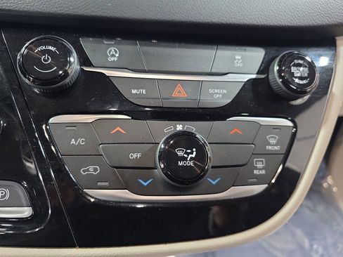 Used 2023 Chrysler Voyager LX image 21