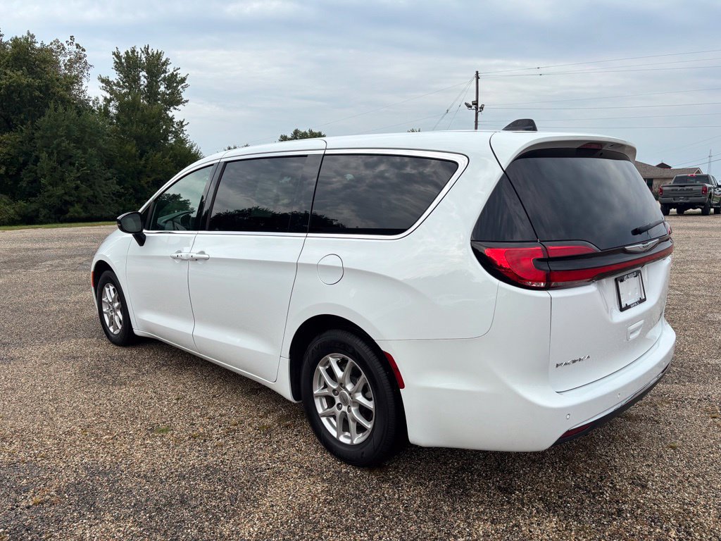 Used 2025 Chrysler Pacifica Select FWD image 3