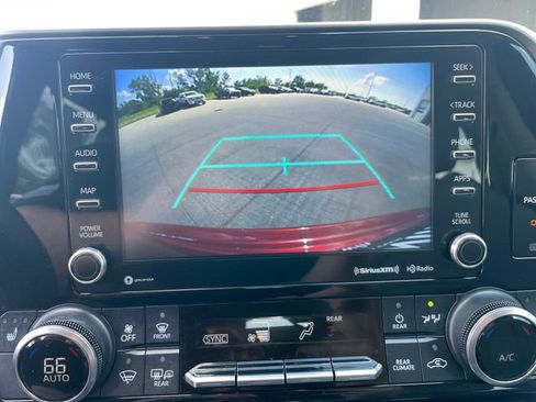 Used 2022 Toyota Highlander XLE AWD/4WD image 21