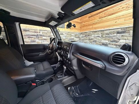 Used 2012 Jeep Wrangler Unlimited Sport image 13