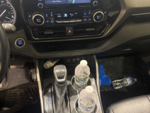 Certified 2021 Toyota Highlander XLE image 39