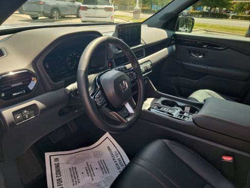 Used 2025 Honda Pilot TrailSport image 10