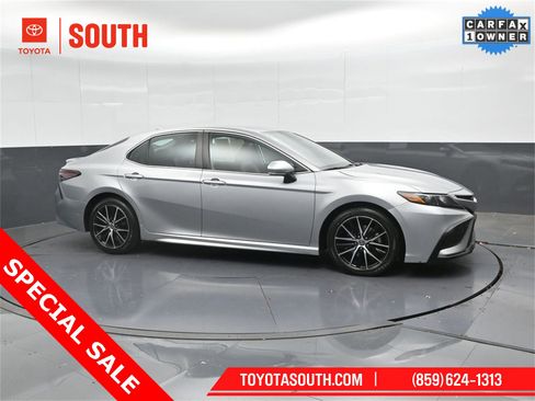 Used 2023 Toyota Camry SE image 1