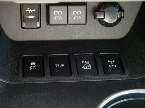 Used 2019 Toyota Highlander XLE AWD/4WD image 28