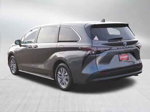 Used 2025 Toyota Sienna LE image 5