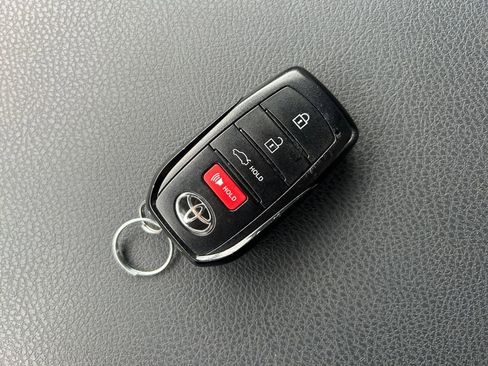 Used 2025 Toyota Camry SE image 33