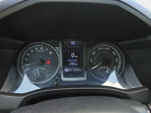 Used 2019 Toyota Tacoma TRD Sport AWD/4WD image 16