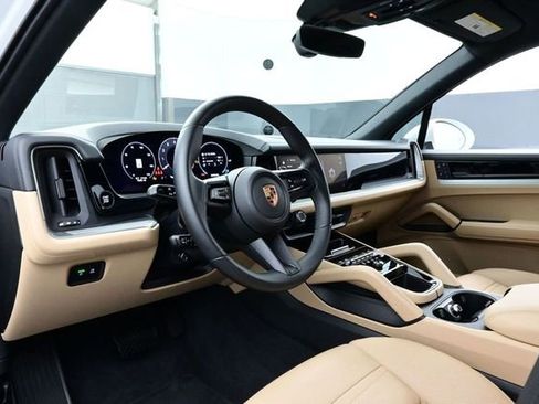 Certified 2025 Porsche Cayenne AWD/4WD image 4