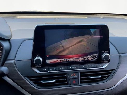 Used 2024 Nissan Altima 2.5 SV image 11