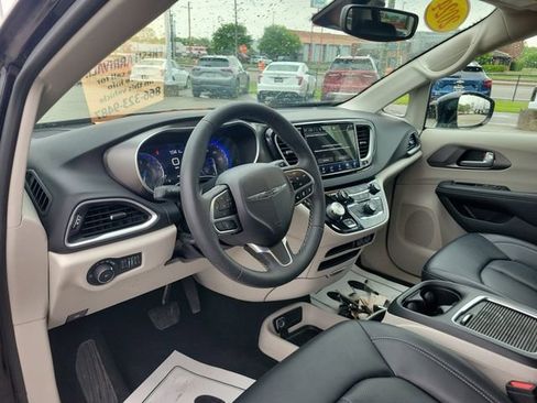 Used 2024 Chrysler Pacifica Touring-L FWD image 15
