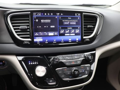 Used 2024 Chrysler Pacifica Touring-L image 20