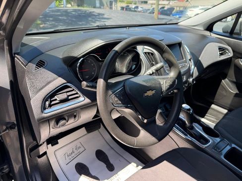 Used 2019 Chevrolet Cruze LT FWD image 20