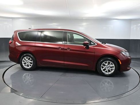 Used 2021 Chrysler Voyager LX image 4