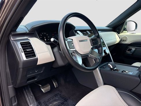 Used 2024 Land Rover Discovery Metropolitan Edition AWD/4WD image 9