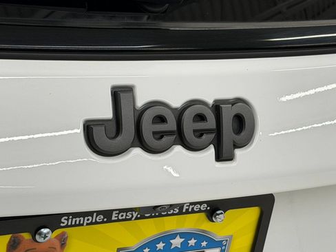 Used 2025 Jeep Compass Latitude w/ Convenience Group AWD/4WD image 33