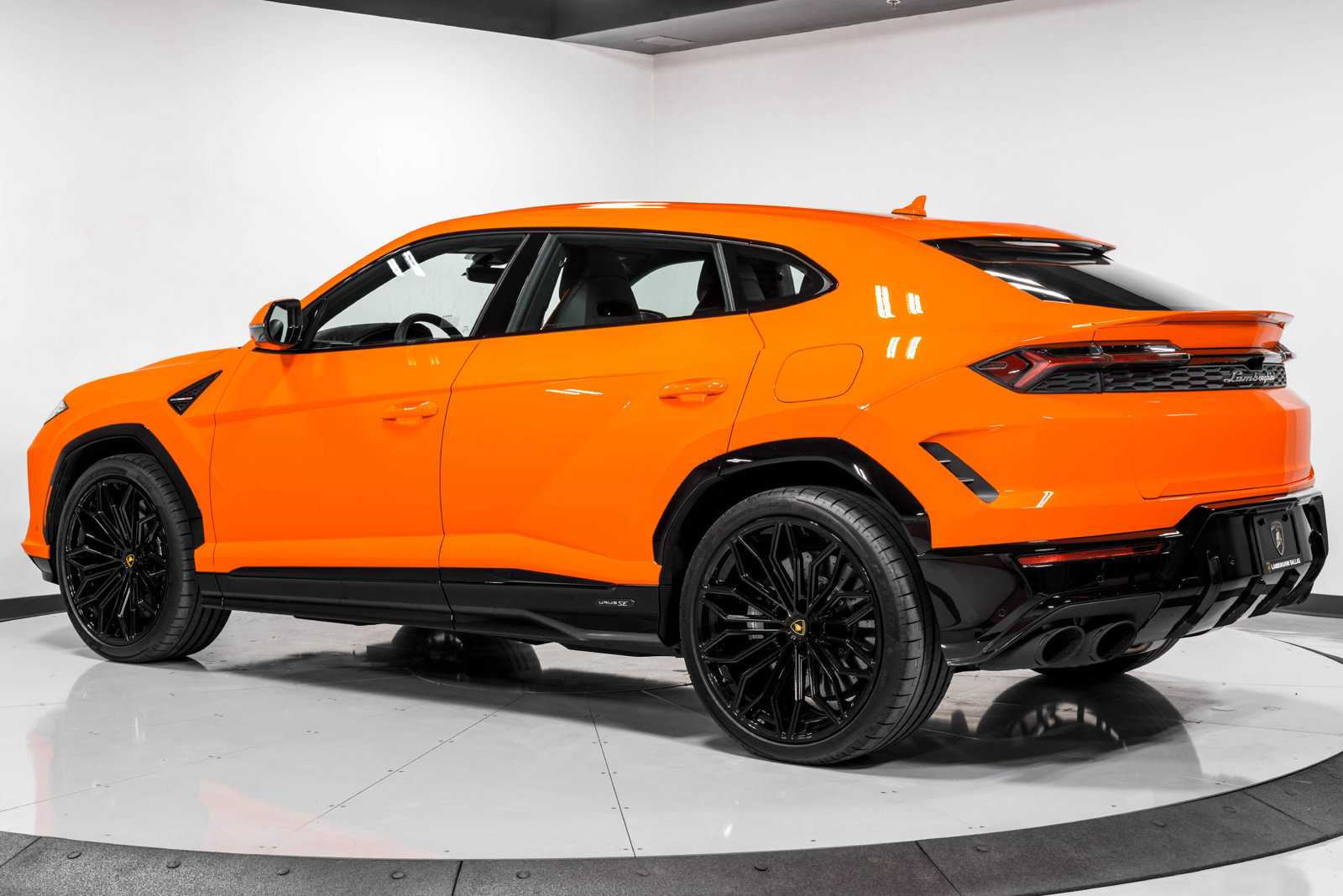 Used 2025 Lamborghini Urus SE AWD/4WD image 5