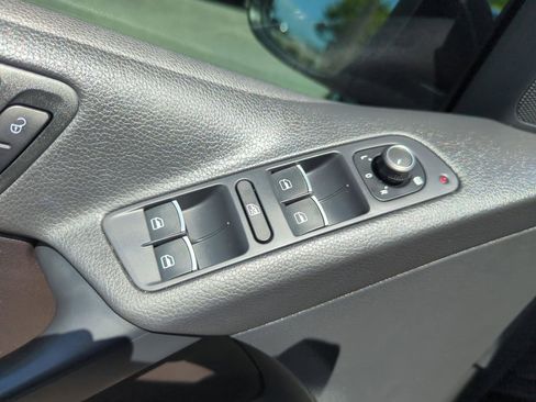 Used 2016 Volkswagen Tiguan SE image 29