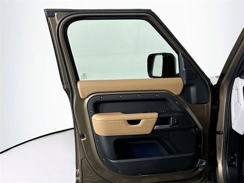 Used 2025 Land Rover Defender 110 X-Dynamic SE image 11