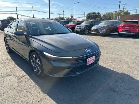Used 2025 Hyundai Elantra SEL FWD image 3