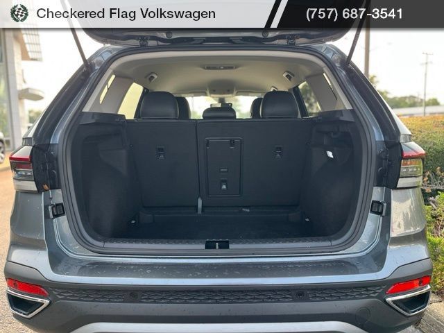 Certified 2025 Volkswagen Taos SE FWD image 30