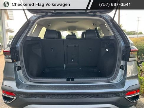 Certified 2025 Volkswagen Taos SE FWD image 30