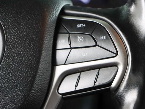 Used 2020 Jeep Grand Cherokee Altitude image 14