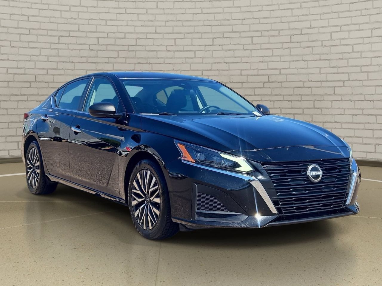 Used 2025 Nissan Altima 2.5 SV FWD image 3