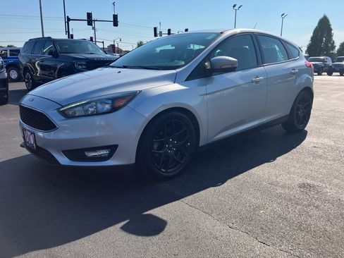 Used 2016 Ford Focus SE w/ Equipment Group 201A FWD image 2