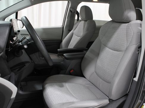 Used 2023 Toyota Sienna LE image 5