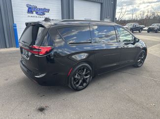 Used 2025 Chrysler Pacifica Limited video 3