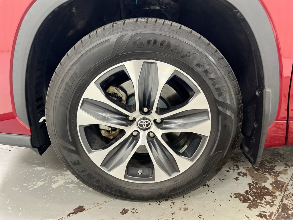 Used 2021 Toyota Highlander XLE AWD/4WD image 29