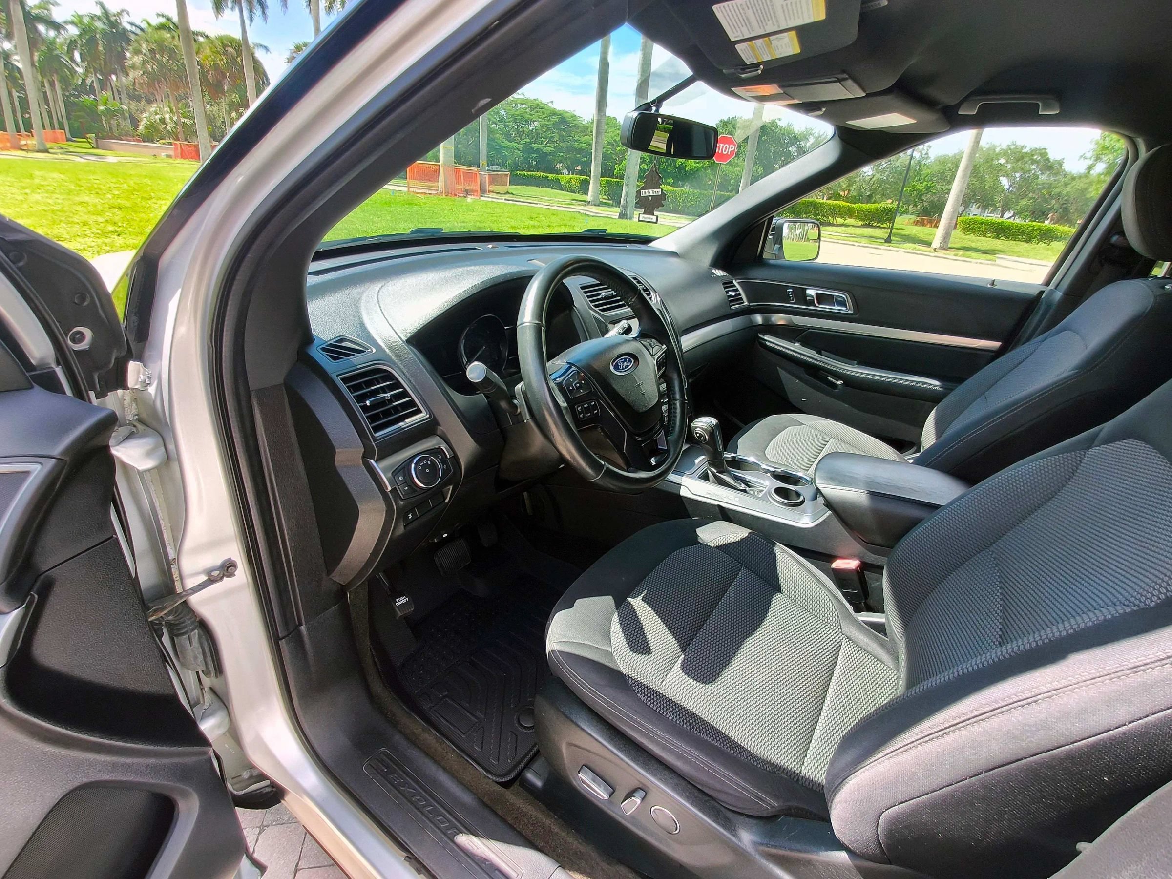Used 2018 Ford Explorer XLT w/ Equipment Group 201A FWD image 24