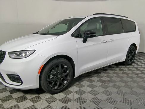 New 2026 Chrysler Pacifica Select w/ S Appearance Package image 9