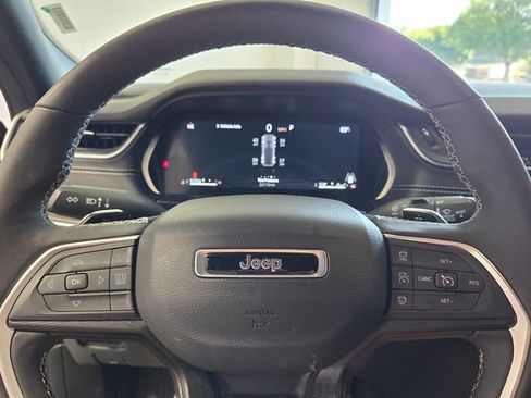 Used 2025 Jeep Grand Cherokee Altitude AWD/4WD image 24