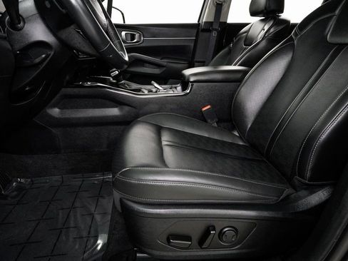 Certified 2024 Kia Sorento S image 9