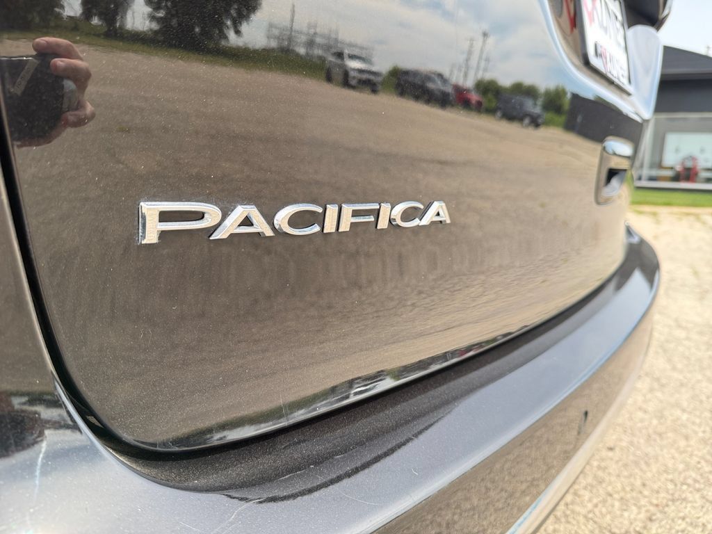 Used 2024 Chrysler Pacifica Touring-L FWD image 45