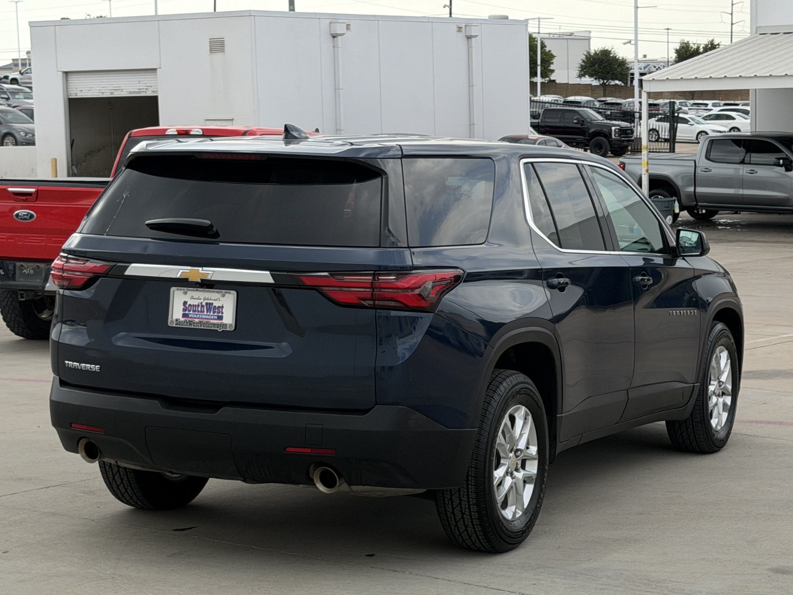 Used 2022 Chevrolet Traverse LS FWD image 4