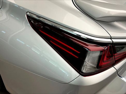 Used 2021 Lexus ES 300h w/ Premium Package image 27