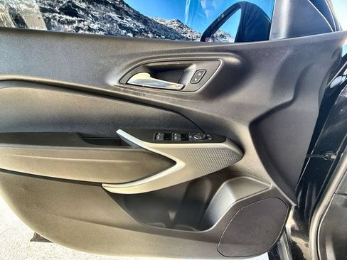 Used 2025 Chevrolet Trax RS w/ Sunroof Package FWD image 20