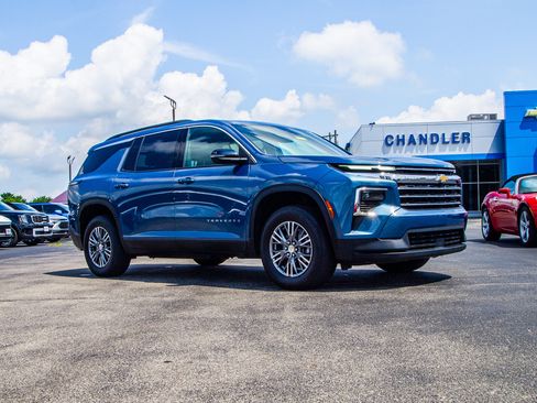 Used 2025 Chevrolet Traverse LT FWD image 9