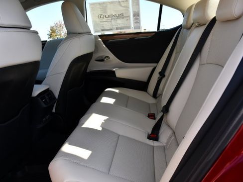 New 2025 Lexus ES 300h w/ Premium Package image 19