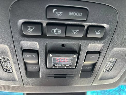 Used 2019 Toyota Avalon Limited FWD image 38