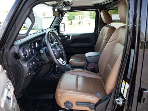 Used 2023 Jeep Wrangler Unlimited Sahara w/ Cold Weather Group AWD/4WD image 21